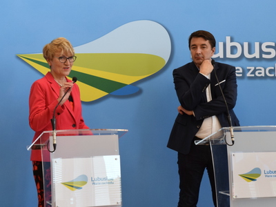 Uczestnicy konferencji prasowej przy dwóch mównicach.
