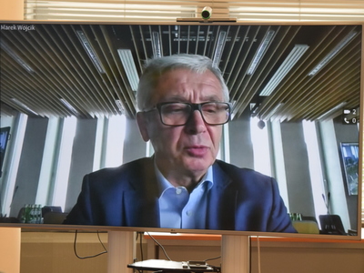 Marek Wójcik podczas łączenia wideo w trakcie konferencji prasowej.