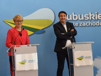 Uczestnicy konferencji prasowej przy dwóch mównicach.