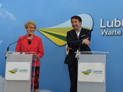 Uczestnicy konferencji prasowej przy dwóch mównicach.