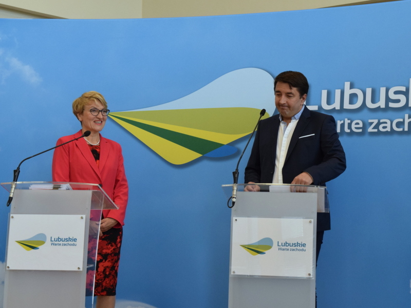 Uczestnicy konferencji prasowej przy dwóch mównicach.