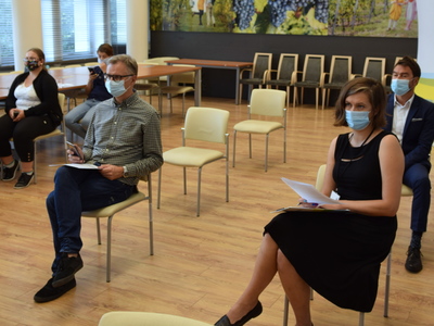 Widok sali prasowej z uczestnikami konferencji.