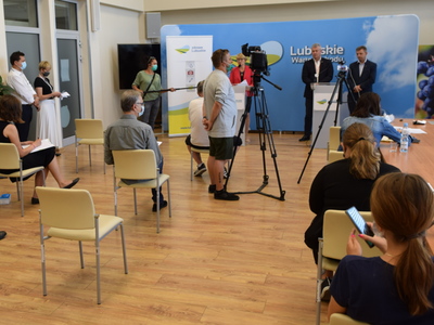 Widok sali prasowej z uczestnikami konferencji.