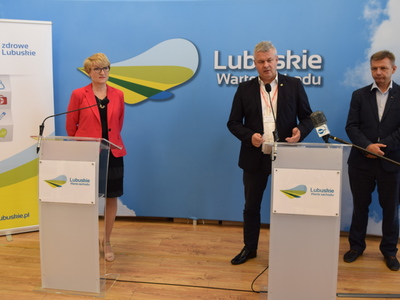 Marszałek Elżbieta Anna Polak przy mównicy. W tle szefowie szpitali.