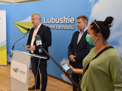 Dyrektorzy szpitali w Zielonej Górze i Gorzowie Wlkp. przy mównicy.
