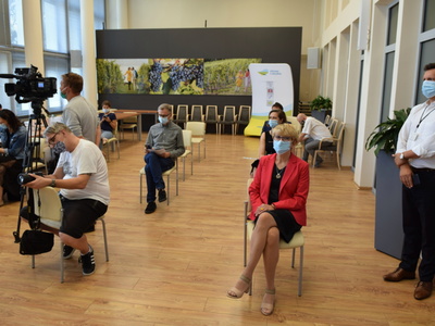 Widok sali prasowej z uczestnikami konferencji.