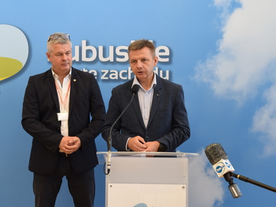 Dyrektorzy szpitali w Zielonej Górze i Gorzowie Wlkp. przy mównicy.