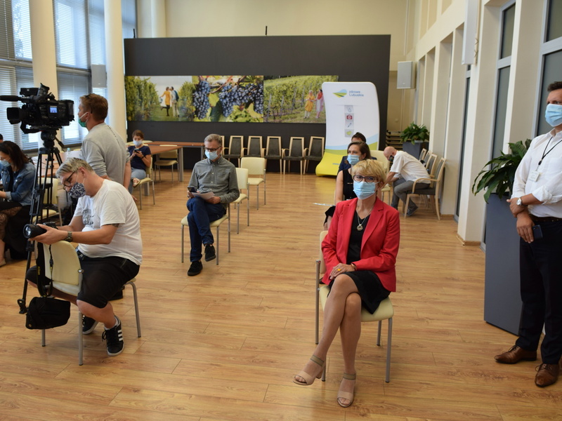 Widok sali prasowej z uczestnikami konferencji.