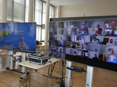 Dwa telewizory na sali prasowej UMWL.