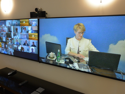 Dwa telewizory zawieszone na ścianie.