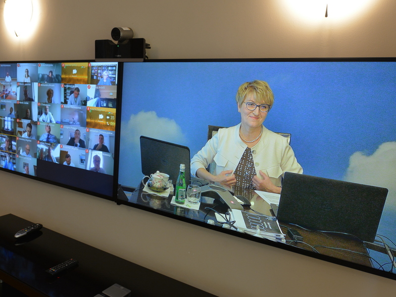 Dwa telewizory zawieszone na ścianie.