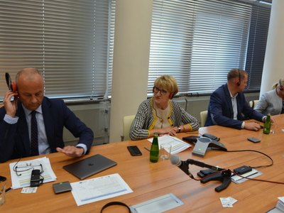 Marszałek Elżbieta Anna Polak, wicemarszałek Łukasz Porycki i członek zarządu Marcin Jabłoński.