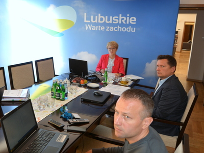 Marszałek Elżbieta Anna Polak oraz pracownicy przy stole.