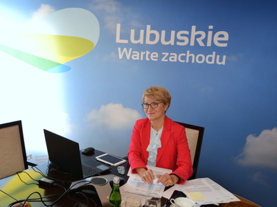 Marszałek Elżbieta Anna Polak przy stole.