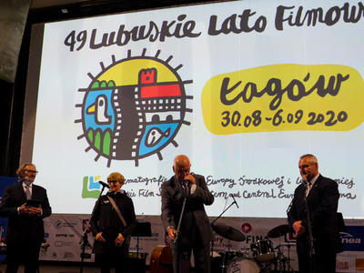 Otwarcie festiwalu, na scenie marszałek Elżbieta Anna Polak i Andrzej Kawala - dyrektor festiwalu