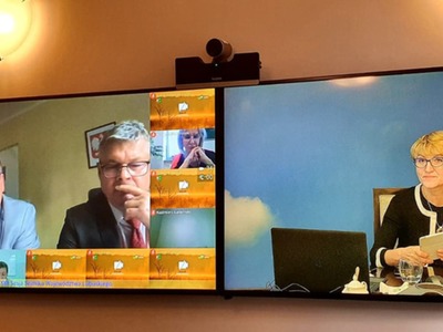 Dwa telewizory wiszące na ścianie.