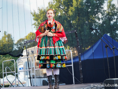 Dziewczyna stroju ludowym
