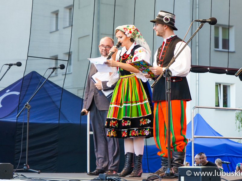 Prowadzący festiwal na scenie
