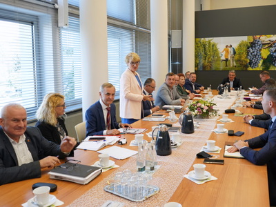 Uczestnicy spotkania przy stole. 