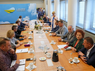 Uczestnicy spotkania przy stole. 