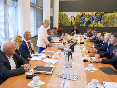 Uczestnicy spotkania przy stole. 