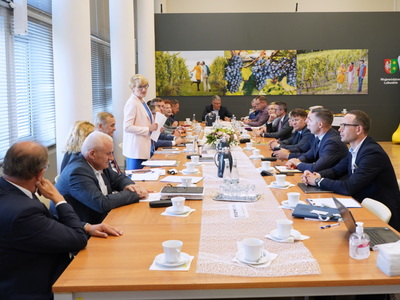 Uczestnicy spotkania przy stole. 