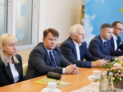 Uczestnicy spotkania przy stole. 