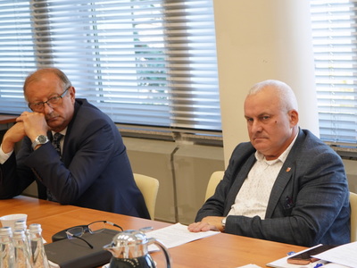 Uczestnicy spotkania przy stole. 