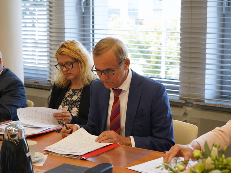 Uczestnicy spotkania przy stole.