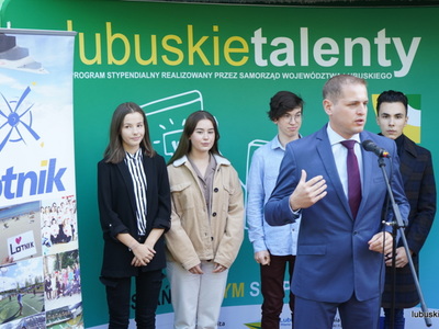 Konferencja prasowa przed LO nr 4 w Zielonej Górze  dot. programu stypendialnego dla uczniów "Lubuskie talenty" 