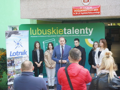 Konferencja prasowa przed LO nr 4 w Zielonej Górze  dot. programu stypendialnego dla uczniów "Lubuskie talenty" 