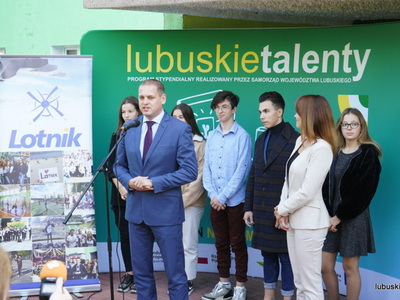 Konferencja prasowa przed LO nr 4 w Zielonej Górze  dot. programu stypendialnego dla uczniów "Lubuskie talenty" 