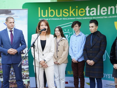 Konferencja prasowa przed LO nr 4 w Zielonej Górze  dot. programu stypendialnego dla uczniów "Lubuskie talenty" 