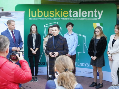 Konferencja prasowa przed LO nr 4 w Zielonej Górze  dot. programu stypendialnego dla uczniów "Lubuskie talenty" 