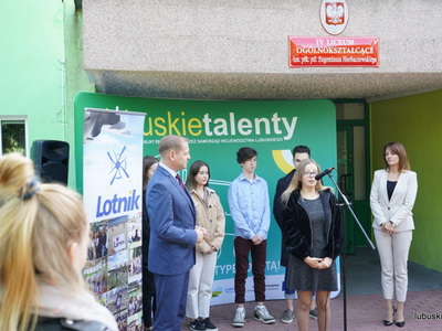 Konferencja prasowa przed LO nr 4 w Zielonej Górze  dot. programu stypendialnego dla uczniów "Lubuskie talenty" 