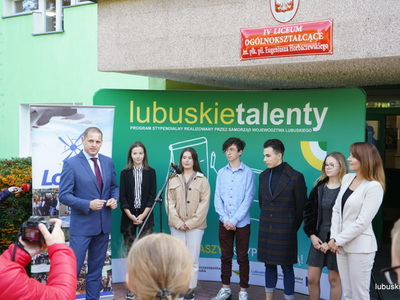 Wicemarszałek Łukasz Porycki na konferencji prasowej dot. programu stypendialnego dla uczniów "Lubuskie talenty" 