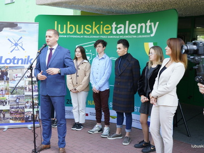 Konferencja prasowa przed LO nr 4 w Zielonej Górze  dot. programu stypendialnego dla uczniów "Lubuskie talenty" 
