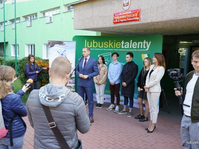 Konferencja prasowa przed LO nr 4 w Zielonej Górze  dot. programu stypendialnego dla uczniów "Lubuskie talenty" 