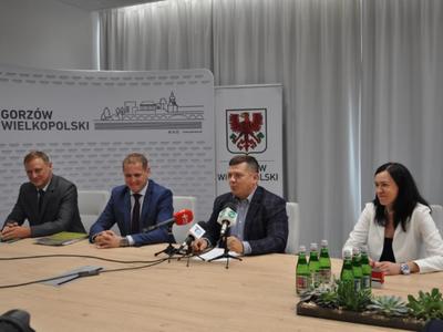 Wicemarszałek Łukasz Porycki, prezydent Jacek Wójcicki i dyrektor Mirosław Glaz