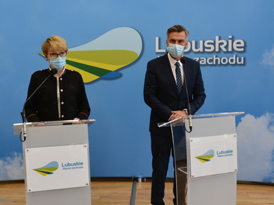Od lewej przy mównicach: marszałek Elżbieta Anna Polak, poseł Waldemar Sługocki.