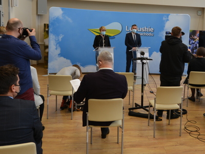 Uczestnicy konferencji prasowej w sali prasowej UMWL.