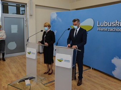 Od lewej przy mównicach: marszałek Elżbieta Anna Polak, poseł Waldemar Sługocki.