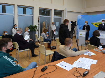 Uczestnicy konferencji prasowej w sali prasowej UMWL.