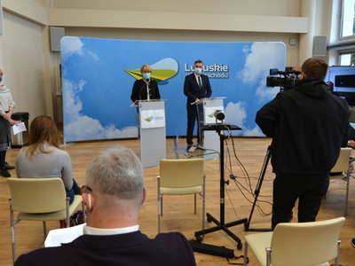 Od lewej przy mównicach: marszałek Elżbieta Anna Polak, poseł Waldemar Sługocki.