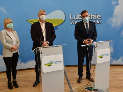 Uczestnicy konferencji przy mównicach.