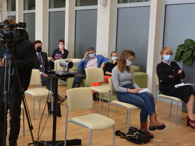 Uczestnicy konferencji prasowej w sali prasowej UMWL.