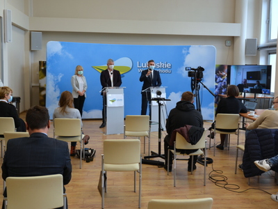 Uczestnicy konferencji prasowej w sali prasowej UMWL.