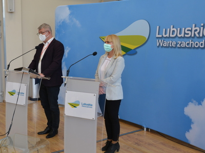 Uczestnicy konferencji przy mównicach.