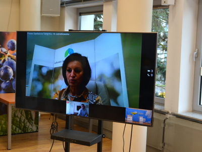 Telewizor służący do wideokonferencji z uczestnikami konferencji prasowej.