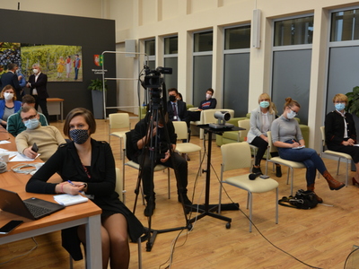 Uczestnicy konferencji prasowej w sali prasowej UMWL.